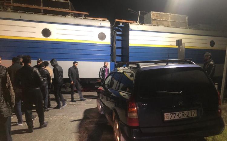 Azərbaycanda elektrovoz avtomobillə toqquşdu 