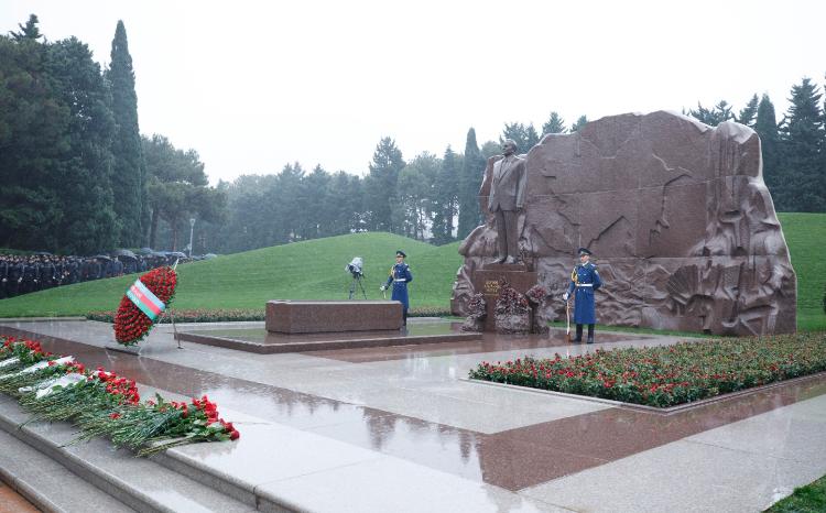 Коллектив ЗАО «AzerGold» и его дочерних компаний посетил могилу Великого Лидера Гейдара Алиева 