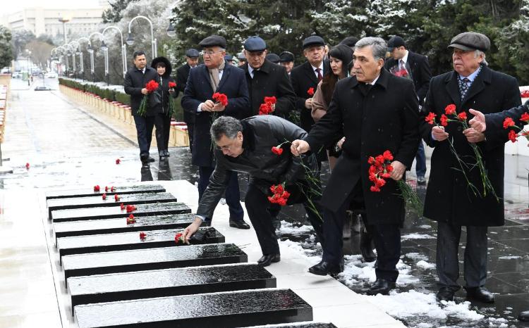 Özbəkistan parlamentinin nümayəndə heyəti Ulu Öndərin məzarını və Şəhidlər xiyabanını ziyarət edib 