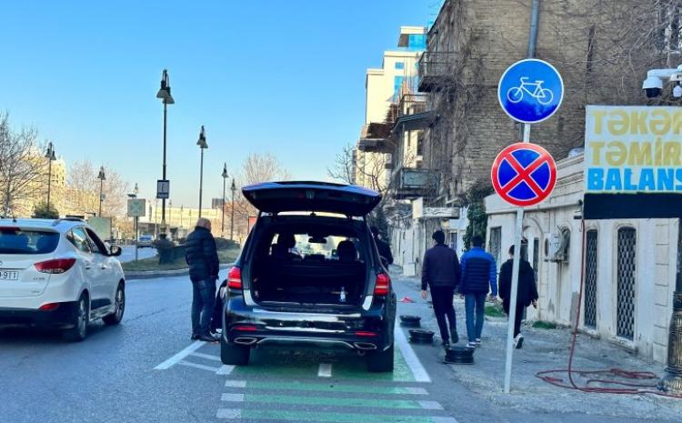 Velosiped zolağı avtomobillərin təmir meydançasına çevrilib 