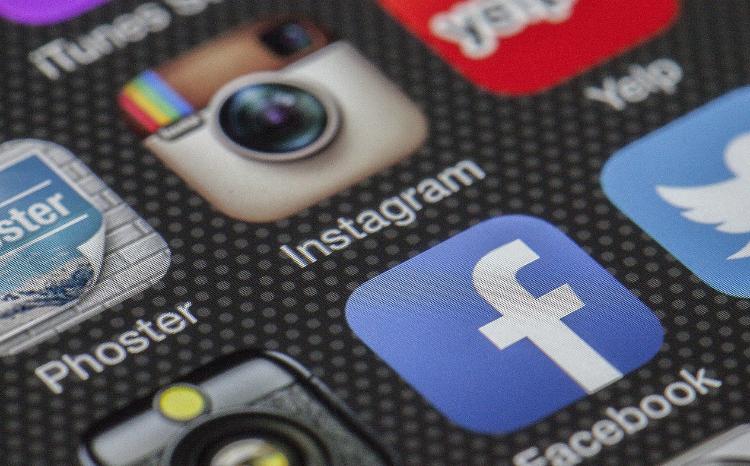 Взлом аккаунтов и назойливые сообщения: четверть людей сталкивались с цифровой слежкой со стороны романтических партнёров 