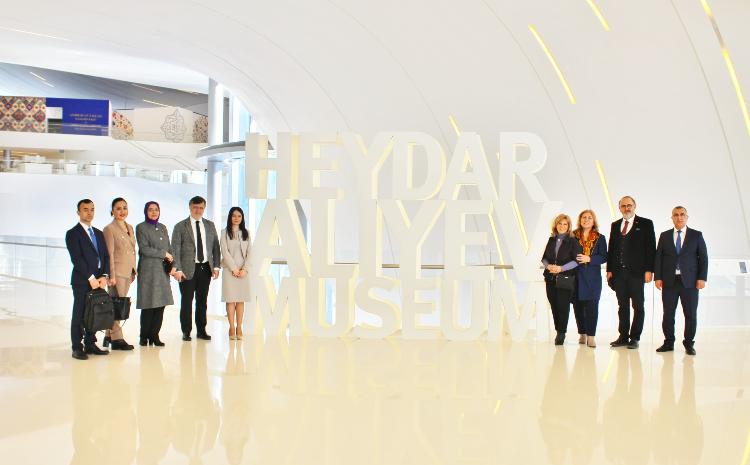 Türk Dünyası Mediatorlar Birliyinin rəhbərliyi Heydər Əliyev Mərkəzini ziyarət edib 