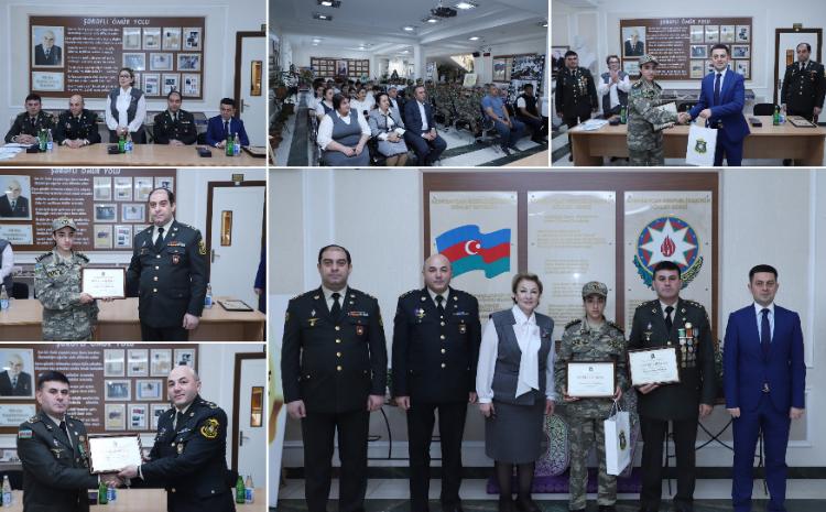 Dövlət Xidməti məktəblini təltif etdi 