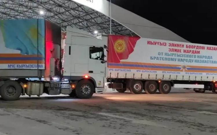 Кыргызстан направил Казахстану 300 тонн гуманитарной помощи 