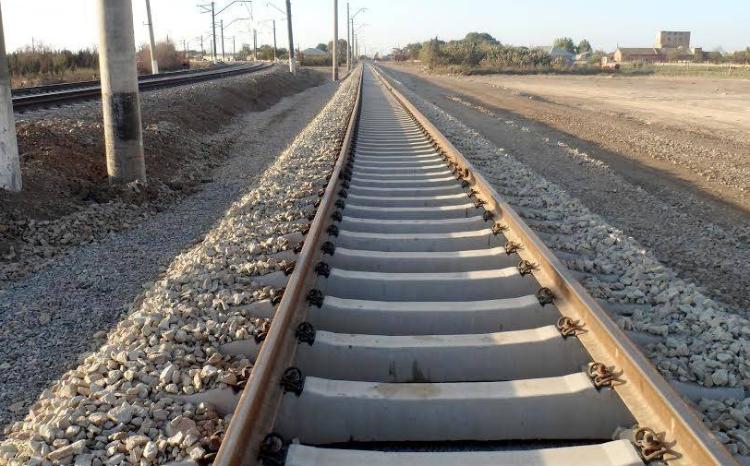 Bakıda avtomobil dəmir yolu xəttinin üzərinə aşıb 