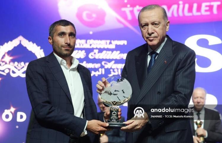 Ərdoğan Türkiyəyə kömək etməklə məşhurlaşan azərbaycanlını mükafatlandırıb 