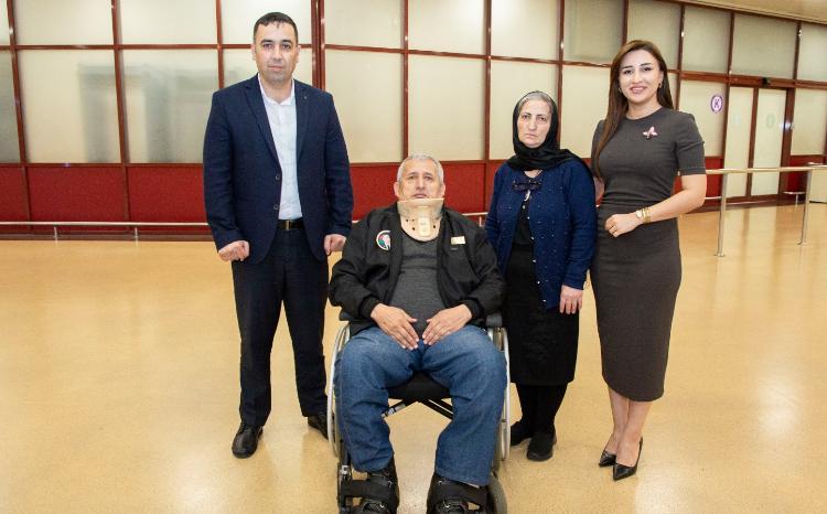 “YAŞAT” Fondu tərəfindən müalicə məqsədilə Türkiyəyə göndərilən şəhidimizin atası Vətənə qayıdıb 