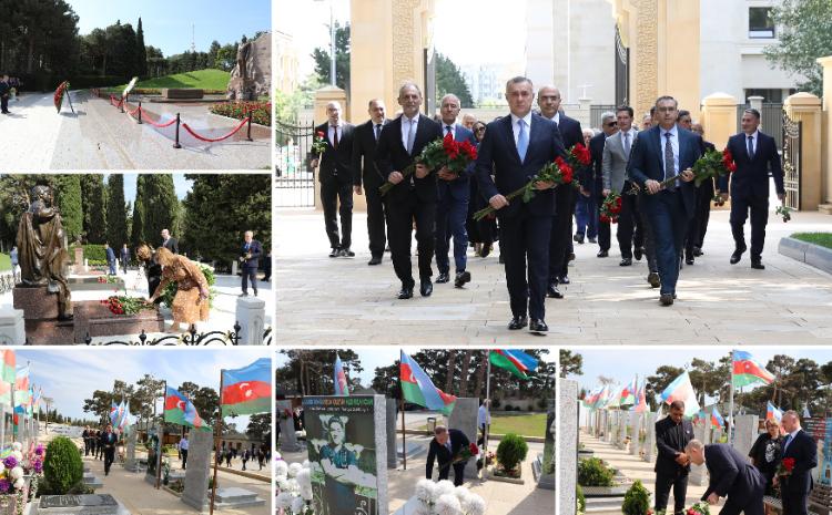 Səhiyyə Nazirliyinin rəhbərliyi və kollektivi ulu öndər Heydər Əliyevin və Vətən müharibəsində şəhid olan həkimlərin məzarlarını ziyarət ediblər 