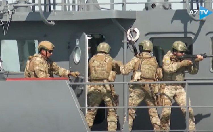 Dəniz piyadaları AzTV əməkdaşlarına "hücum etdi" - TƏLİMDƏN ANBAAN GÖRÜNTÜLƏR