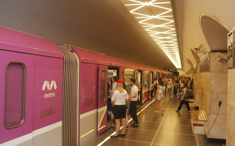 Metropolitendə stansiyaları uşaqlar elan edir, uşaq mahnıları səsləndirilir 
