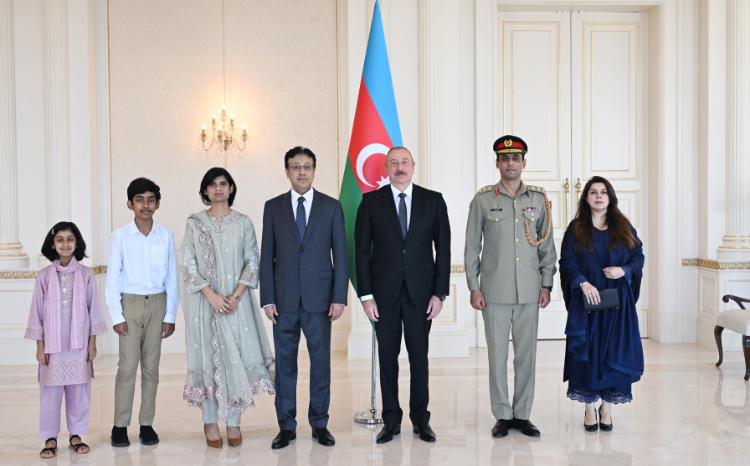 Президент Ильхам Алиев принял верительные грамоты новоназначенного посла Пакистана в Азербайджане 