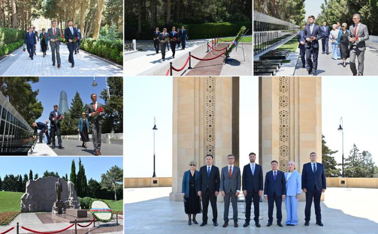 Qazaxıstan Parlamenti Senatının nümayəndə heyəti Ulu Öndərin məzarını və Şəhidlər xiyabanını ziyarət edib 