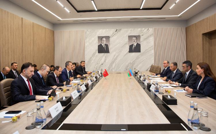 Nazir Rəşad Nəbiyev Türkiyə Respublikası Prezident Administrasiyasının Müdafiə Sənayesi Komitəsinin sədri Haluk Görgünlə görüşüb 