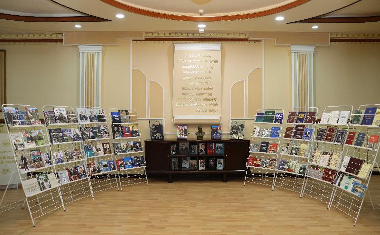 Ко Дню знаний в БГУ подготовили книжную выставку 