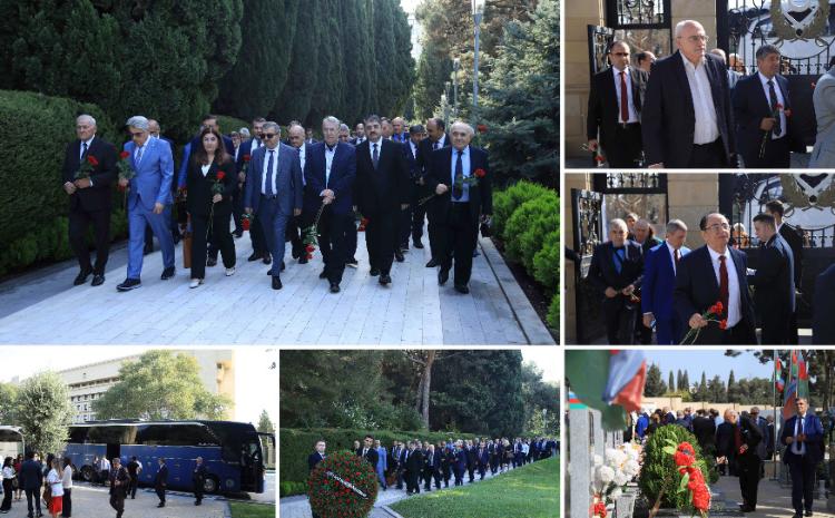 Xaricdə yaşayan azərbaycanlı alimlər Fəxri Xiyabanı və Şəhidlər Xiyabanını ziyarət edib 