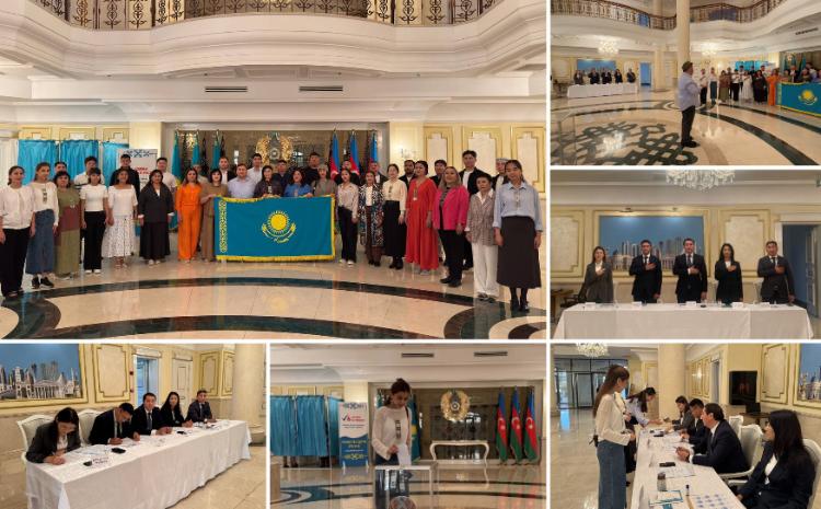 Участок референдума в Баку открылся с участием казахского камерного хора 