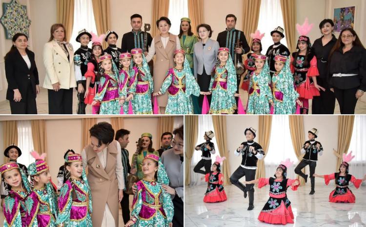 COP29-un iştirakçısı uşaqların çıxışını izləyib 