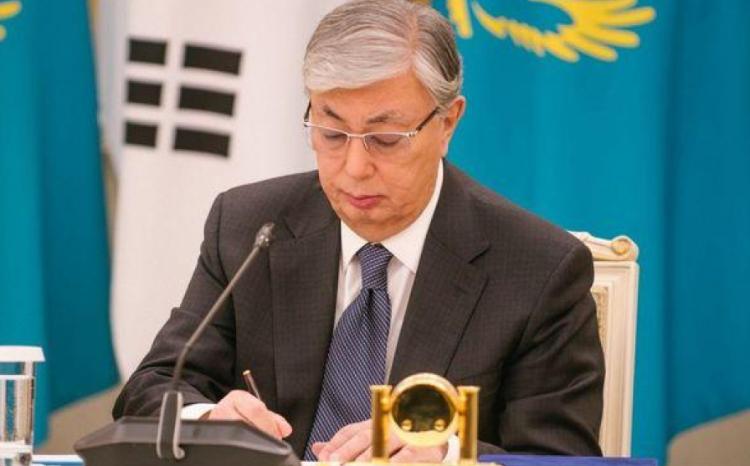 Президент Казахстана создал госкомиссию в связи с крушением самолета AZAL 