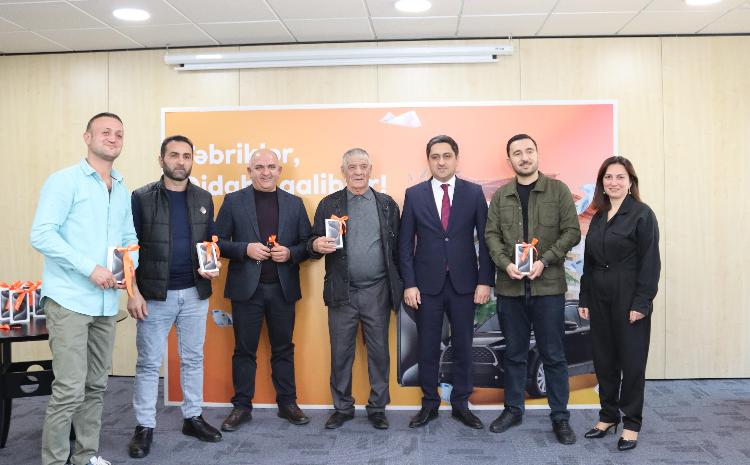 Unibank lotereya qaliblərinə hədiyyələri təqdim edib 