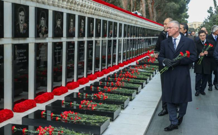 Посол Великобритании в Баку посетил Аллею шехидов 