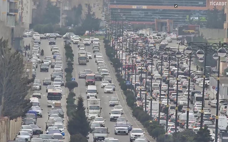 Bir neçə avtomobilin yolun hərəkət hissəsində park edilməsi nəqliyyat sıxlığına səbəb oldu 