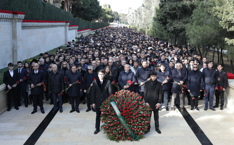 Коллектив БГУ посетил Аллею шехидов 