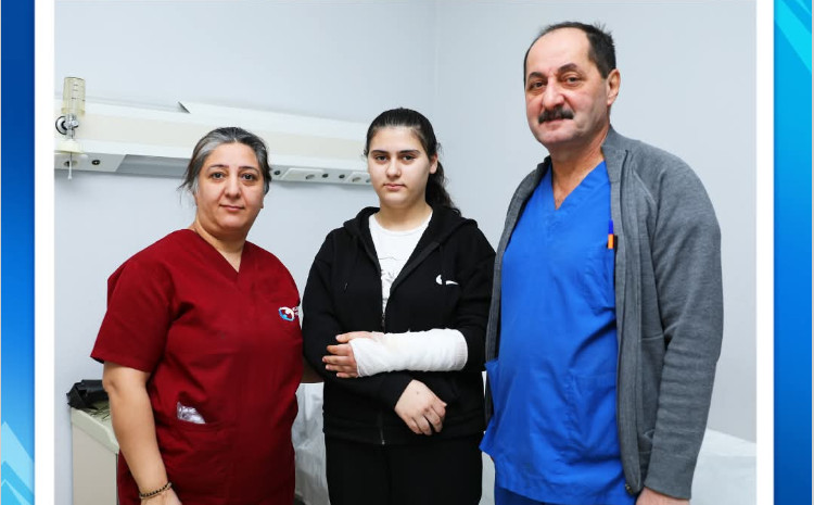 Azyaşlının əlinə mismar batdı 