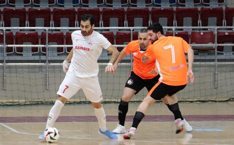 Çempion liderə qalib gəldi 