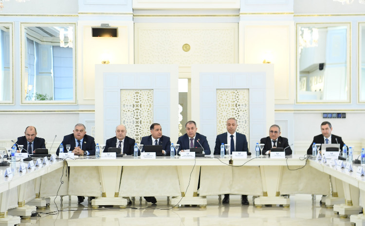 Milli Məclisdə enerji səmərəliliyinə həsr olunmuş ictimai müzakirə keçirilib 
