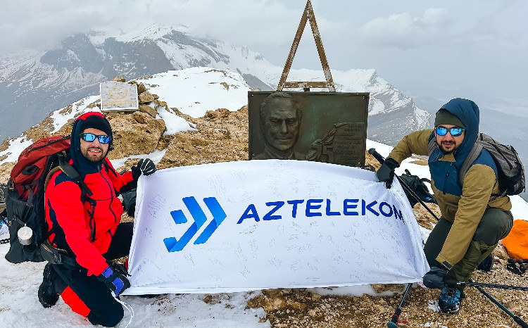 “Aztelekom” bayrağı Heydər Əliyev zirvəsində dalğalandı 