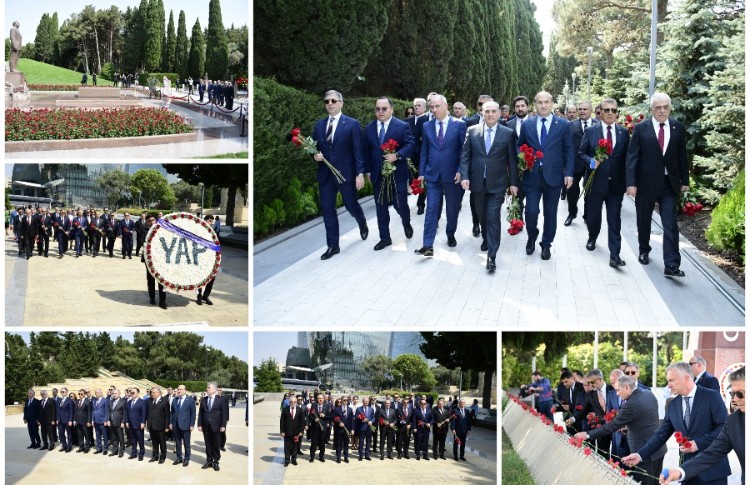 AK Partiya heyəti Bakıda şəhidlikləri ziyarət etdi 