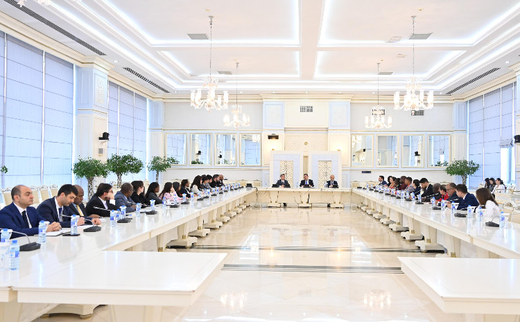Milli Məclis deputatları xarici diplomatlarla yeni dünya düzəni və regional sabitlik barədə fikir mübadiləsi aparıblar 