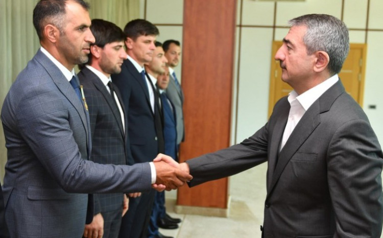 AÇ-nin qalibi olan Azərbaycanın millisi mükafatlandırılıb 