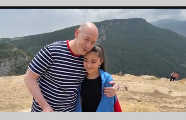 Ukraynalı tanınmış jurnalist Dmitriy Qordon Şuşada - Cıdır düzündə Azərbaycan bayrağı ilə görüntüləndi 