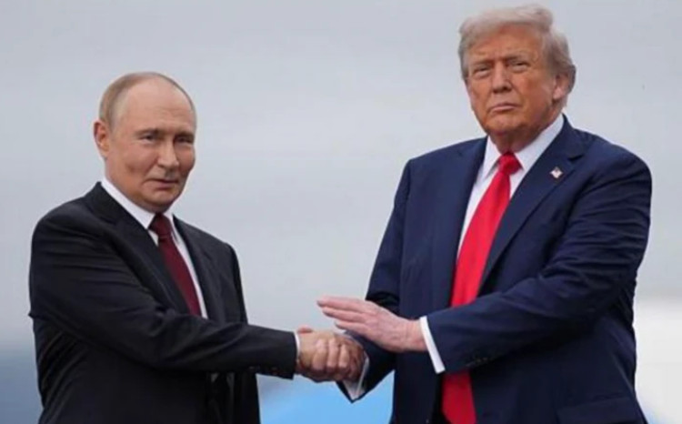 Donald Tramp Vladimir Putini Alyaskada qarşılayıb 