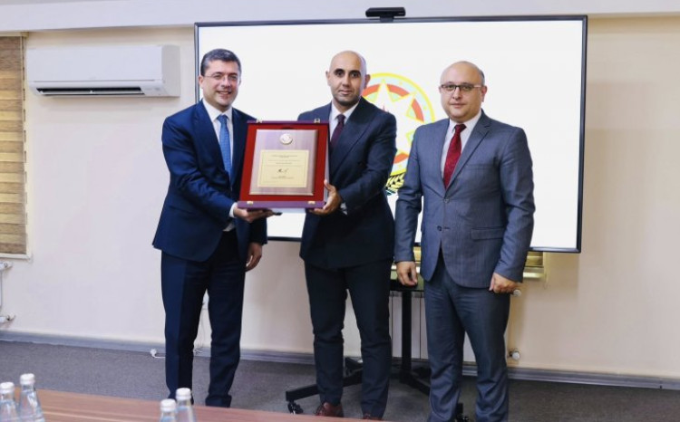 Prezidentin mükafatı Ayaz Mirzəyevə təqdim olundu 