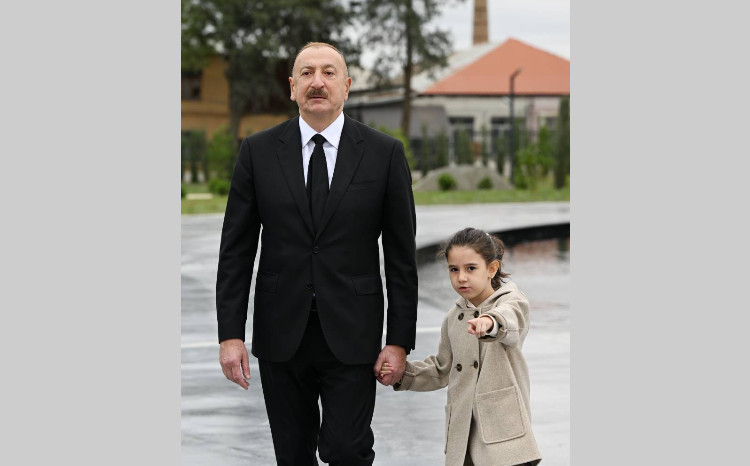 Prezident İlham Əliyev Gəncə Memorial Kompleksinin açılışında balaca Nilayla görüşdü - VİDEO