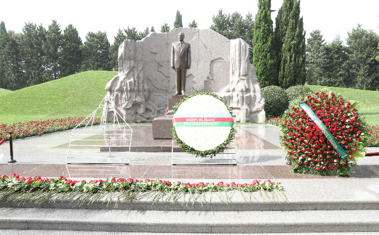 BDU kollektivi Fəxri xiyabanda Ulu Öndər Heydər Əliyevin məzarını ziyarət edib 