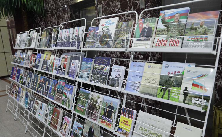 BDU-da Zəfər Günü ilə bağlı kitab sərgisi 