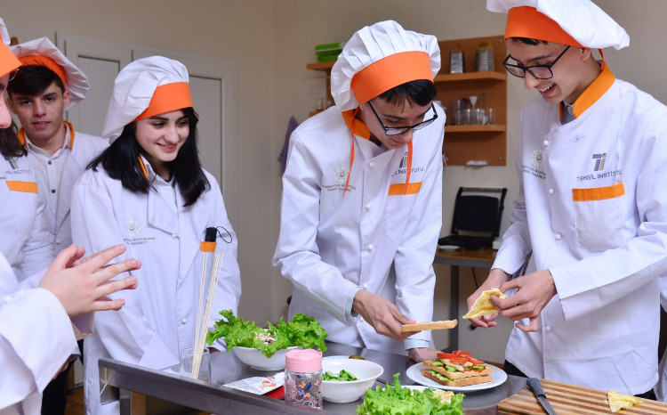 65 məktəbdə peşə təmayüllü siniflər fəaliyyət göstərir 