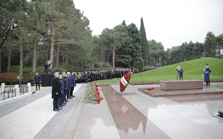 Ombudsman Aparatının kollektivi Ümummilli Lider Heydər Əliyevin xatirəsini yad ediblər 