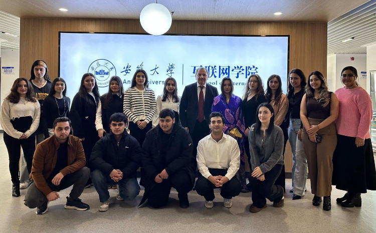 Ректор БГУ встретился с азербайджанскими студентами, обучающимися в Аньхойском университете 