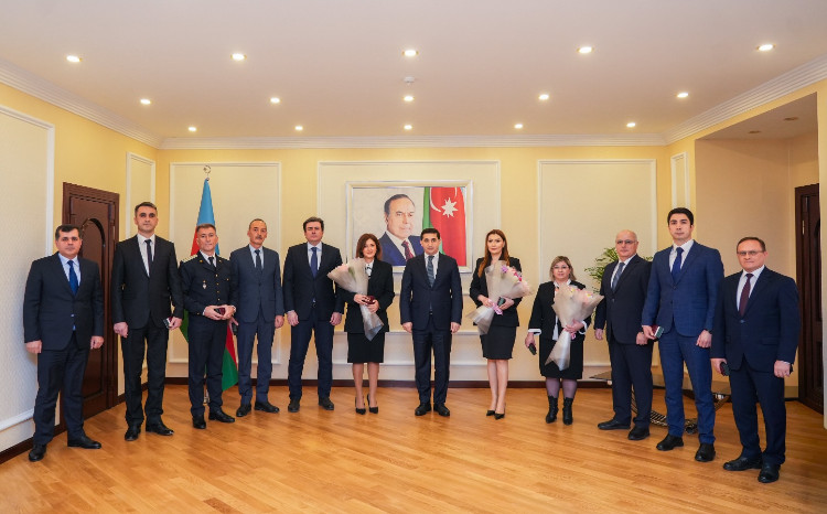 Ədliyyə naziri medalla təltif olunmuş və hakim təyin edilmiş əməkdaşlarla görüşüb 