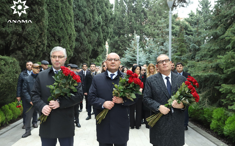 Ümummilli Lider Heydər Əliyevin anım günü ilə əlaqədar ANAMA heyəti Fəxri Xiyabanı ziyarət edib 