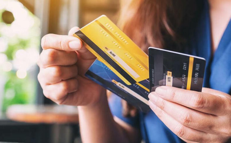 Debet kartları üzrə əməliyyat həcmi 141 mlrd. manatı ötüb 