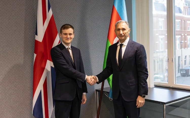 Министр Рашад Набиев встретился с членом парламента Великобритании, министром по вопросам авиации, судоходства и декарбонизации 