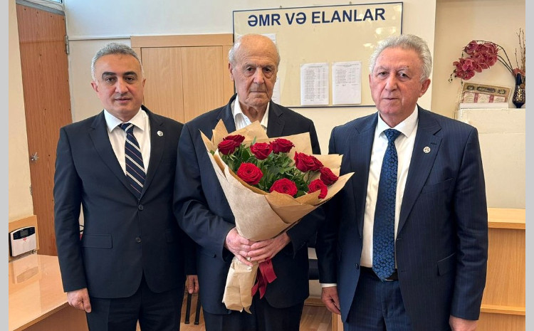 Vəkillər Kollegiyasının sədri yubilyar vəkili ziyarət edib 