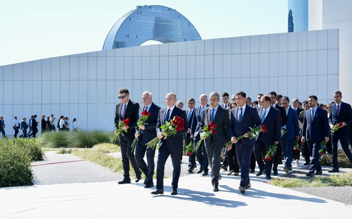 The staff of the Ministry of Energy and its subordinate agencies visited the Victory Monument 